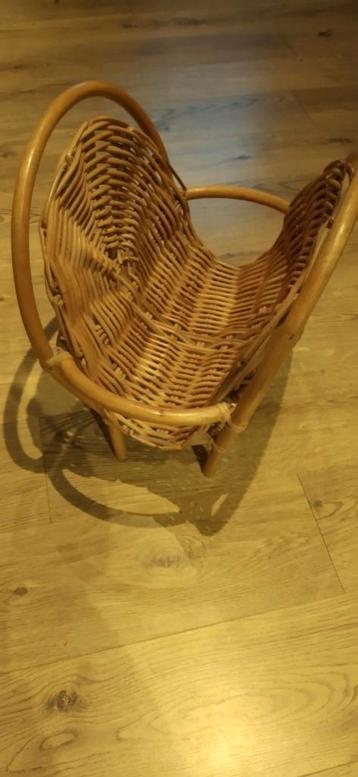 Rotan krantenbak  beschikbaar voor biedingen