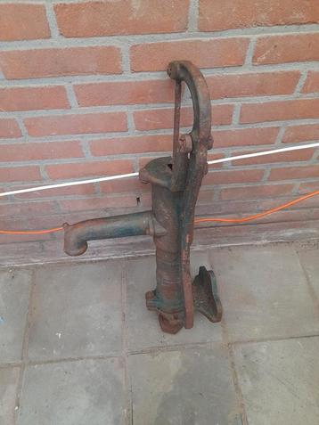 antieke gietijzeren waterpomp  beschikbaar voor biedingen