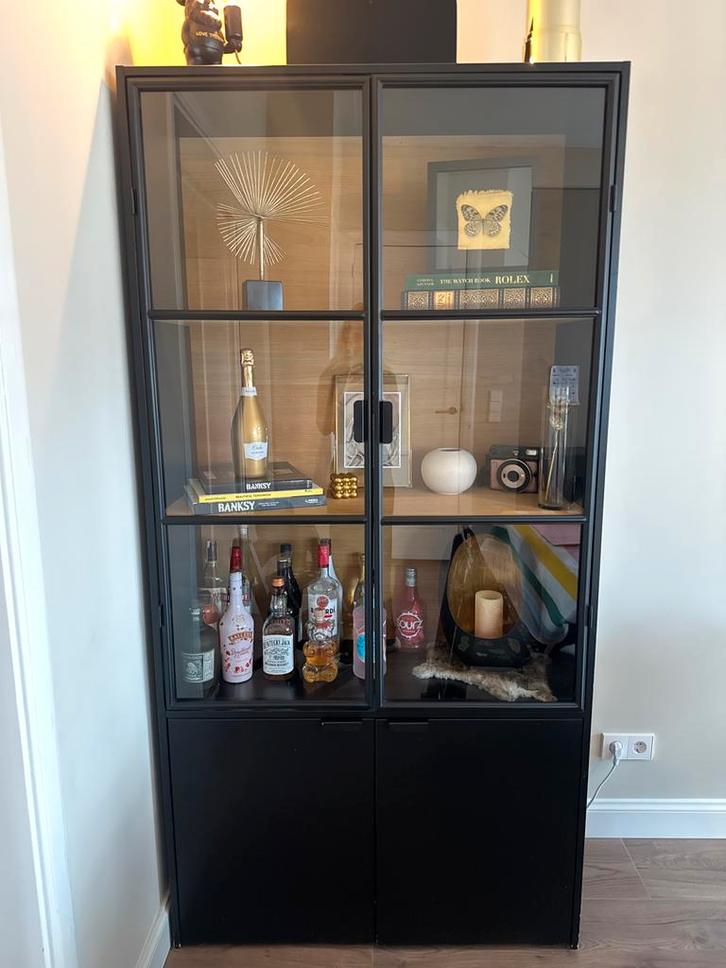 Zwarte Vitrinekast met Houten Accenten, Huis en Inrichting, Kasten | Vitrinekasten, Gebruikt, 150 tot 200 cm, 50 tot 100 cm, 25 tot 50 cm