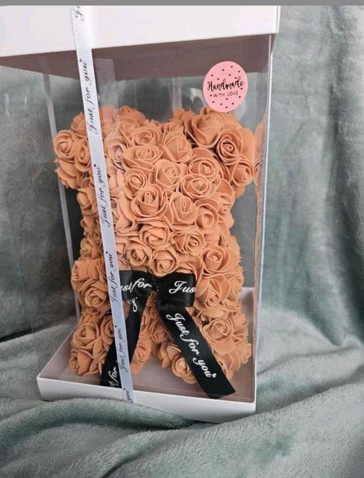 Rozenbeertje gemaakt van koper kleur foam roosjes

24 cm, Verzamelen, Beren en Cherished Teddies, Nieuw, Stoffen beer, Overige merken