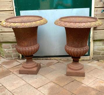 63cm hoog! Set zware mooie oude gietijzeren vazen beschikbaar voor biedingen