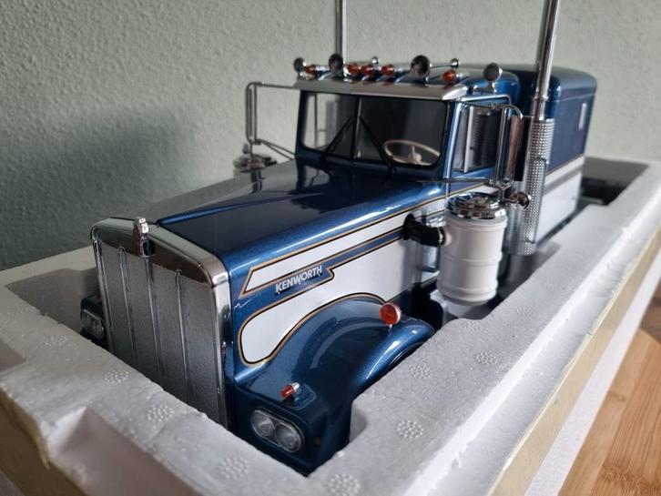 Road Kings Kenworth W900 Blauw/wit 1:18 Nieuw in doos!, Hobby en Vrije tijd, Modelauto's | 1:18, Nieuw, Overige typen, Overige merken