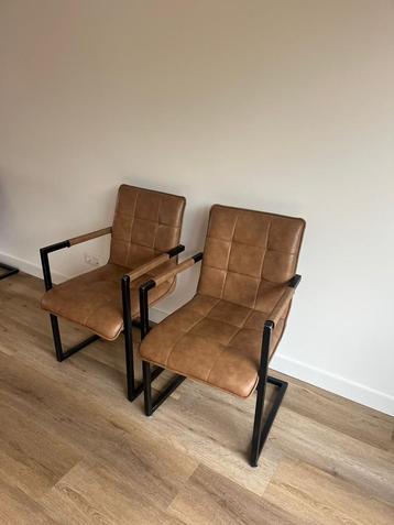 2 mooie bruine stoelen beschikbaar voor biedingen