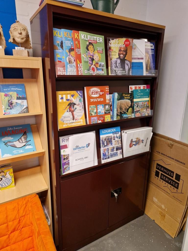 Stevige stalen boekenkast,presentatie  kast, Ophalen, Gebruikt, 50 tot 100 cm, 150 tot 200 cm