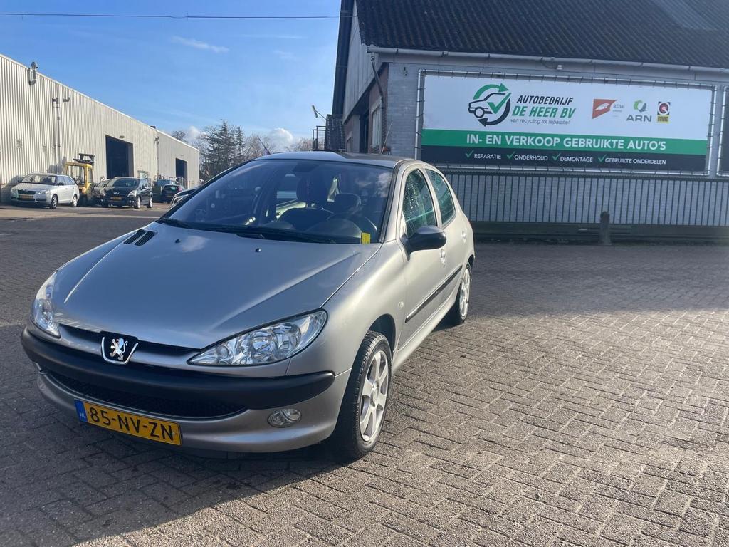 Peugeot 206, Voorwielaandrijving, 1360 cc, 31 €/maand, 4 cilinders