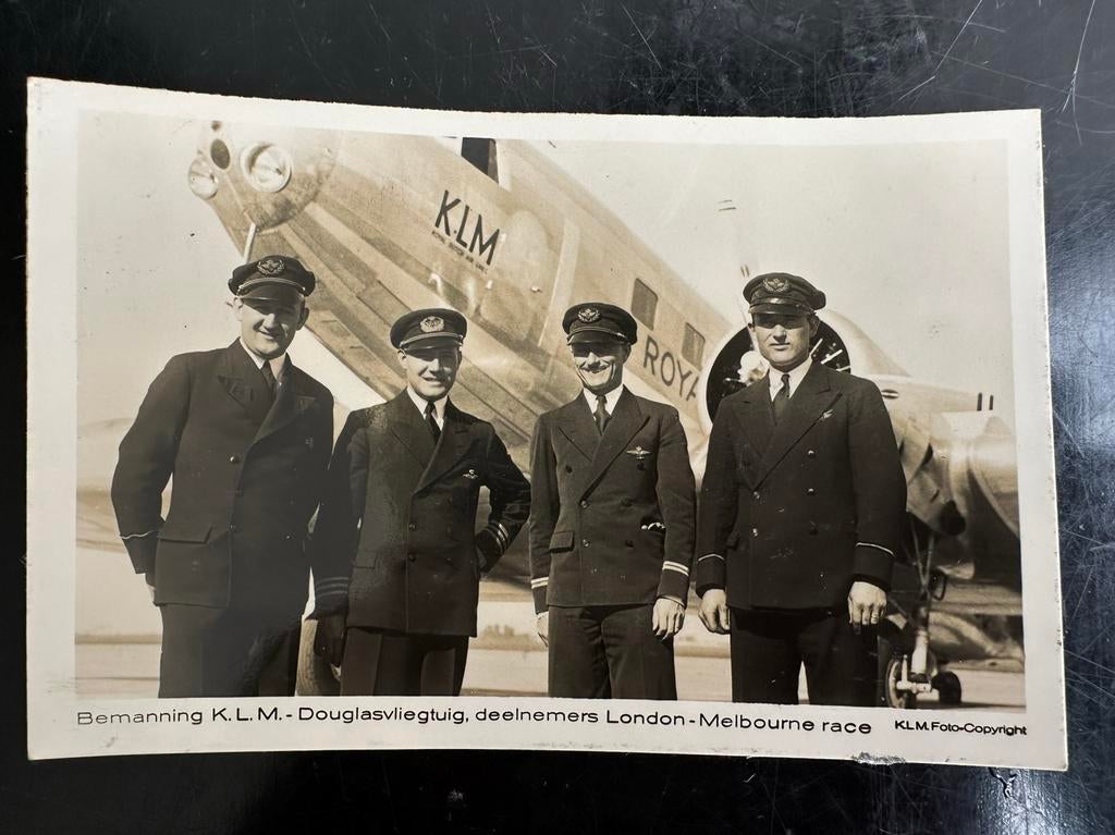 Oude Ansichtkaart KLM Bemanning Douglas vliegtuig, Ophalen of Verzenden
