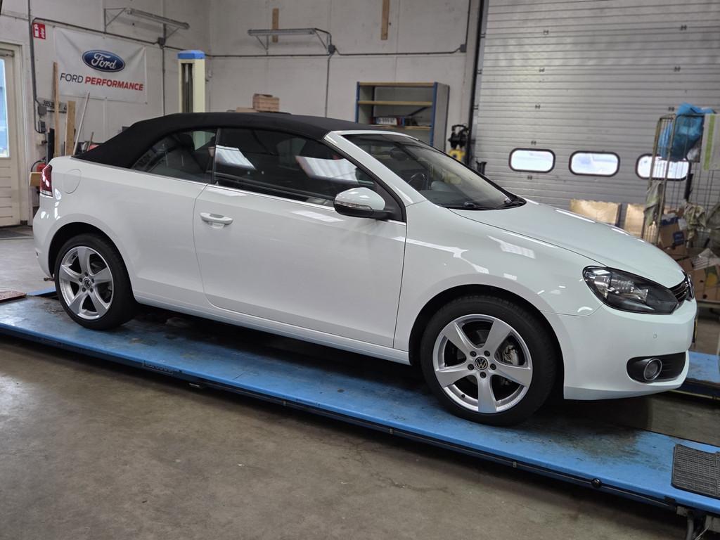 Volkswagen Golf Cabriolet Dealeronderhouden NAP APK GARANTIE, Auto's, Voorwielaandrijving, Euro 5, Stof, Zwart