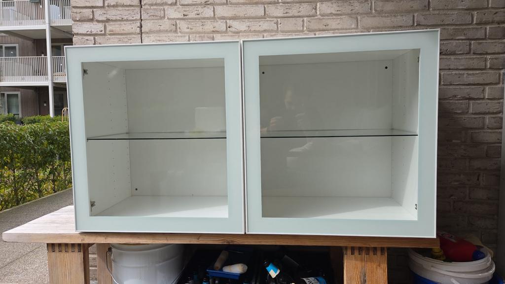 Ikea besta open kast met vitrine deuren, Huis en Inrichting, Kasten | Dressoirs, Ophalen, 50 tot 100 cm, 25 tot 50 cm, Met deur(en)