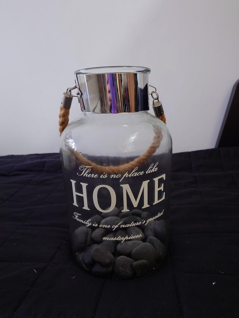 Windlicht met kaars op batterijen.
Hoogte 30 cm
Doorsnede 17, Ophalen of Verzenden