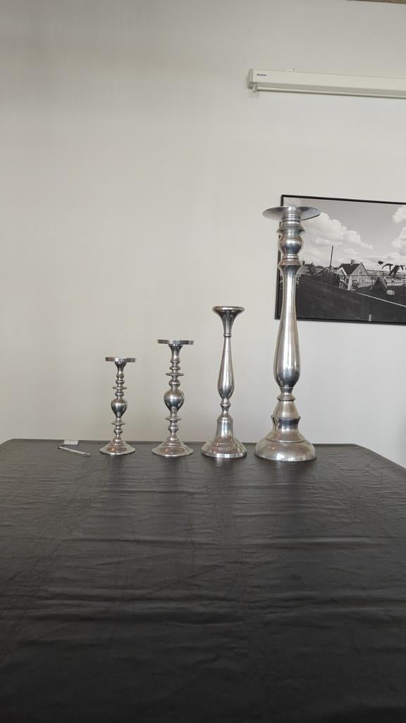 4 zilverkleurige kandelaars in verschillende maten, Antiek en Kunst, Ophalen, Overige materialen