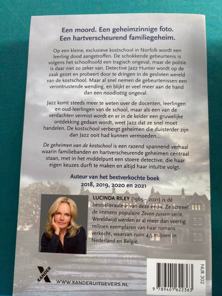 De Geheimen van de Kostschool - Lucinda Riley, Ophalen of Verzenden, Zo goed als nieuw