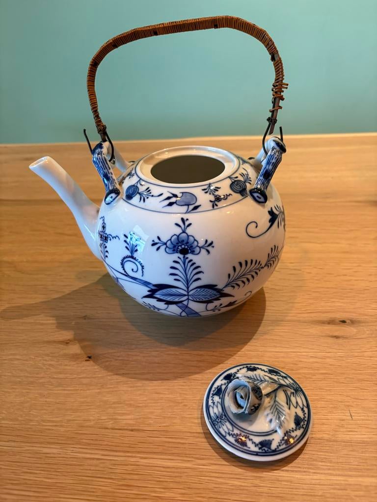 Vintage theepot met bamboe hengsel, Huis en Inrichting, Keuken | Servies, Zo goed als nieuw, Overige typen, Overige stijlen, Porselein