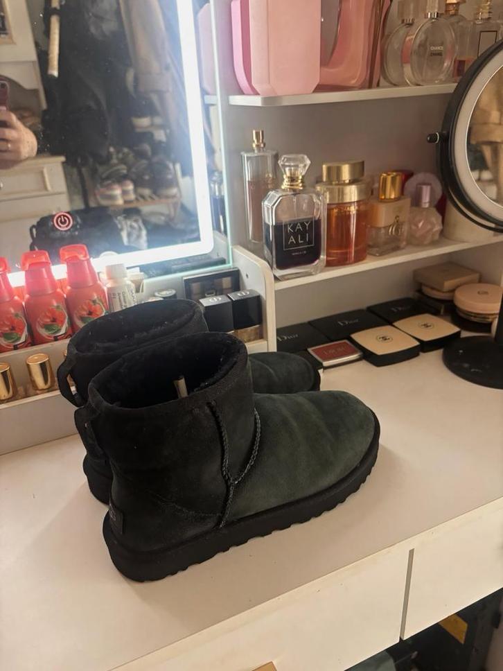 UGG Classic Mini II Large Black – maat 39, Kleding | Dames, Schoenen, Zo goed als nieuw, Zwart, Ophalen of Verzenden