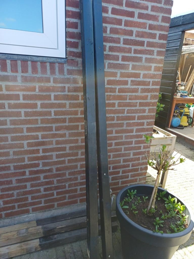 2x Zwarte Tuinpaal 2.00m x 6.5x6.5 cm, Ophalen, Zo goed als nieuw, 180 tot 250 cm