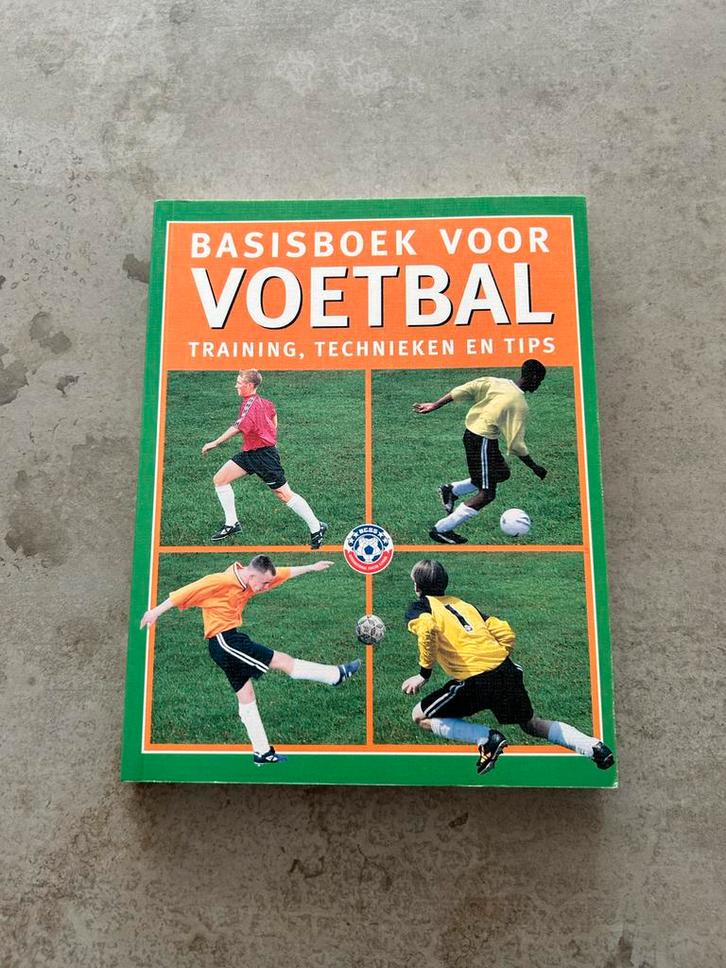 Basisboek Voetbal: Training, Technieken en Tips - Joyce Kost, Boeken, Sportboeken, Gelezen, Balsport, Ophalen