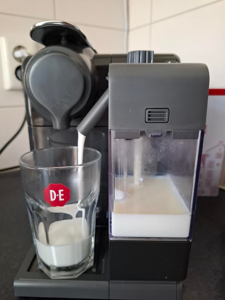 Delonghi lattissima touch ZGAN!, Witgoed en Apparatuur, Ophalen of Verzenden, Zo goed als nieuw, Koffiemachine