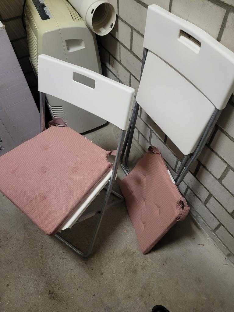 Twee Ikea klapstoelen met kussentjes, Huis en Inrichting, Stoelen, Ophalen, Zo goed als nieuw, Twee