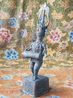 Mooi antiek brons beeldje uit India van man met trommel.