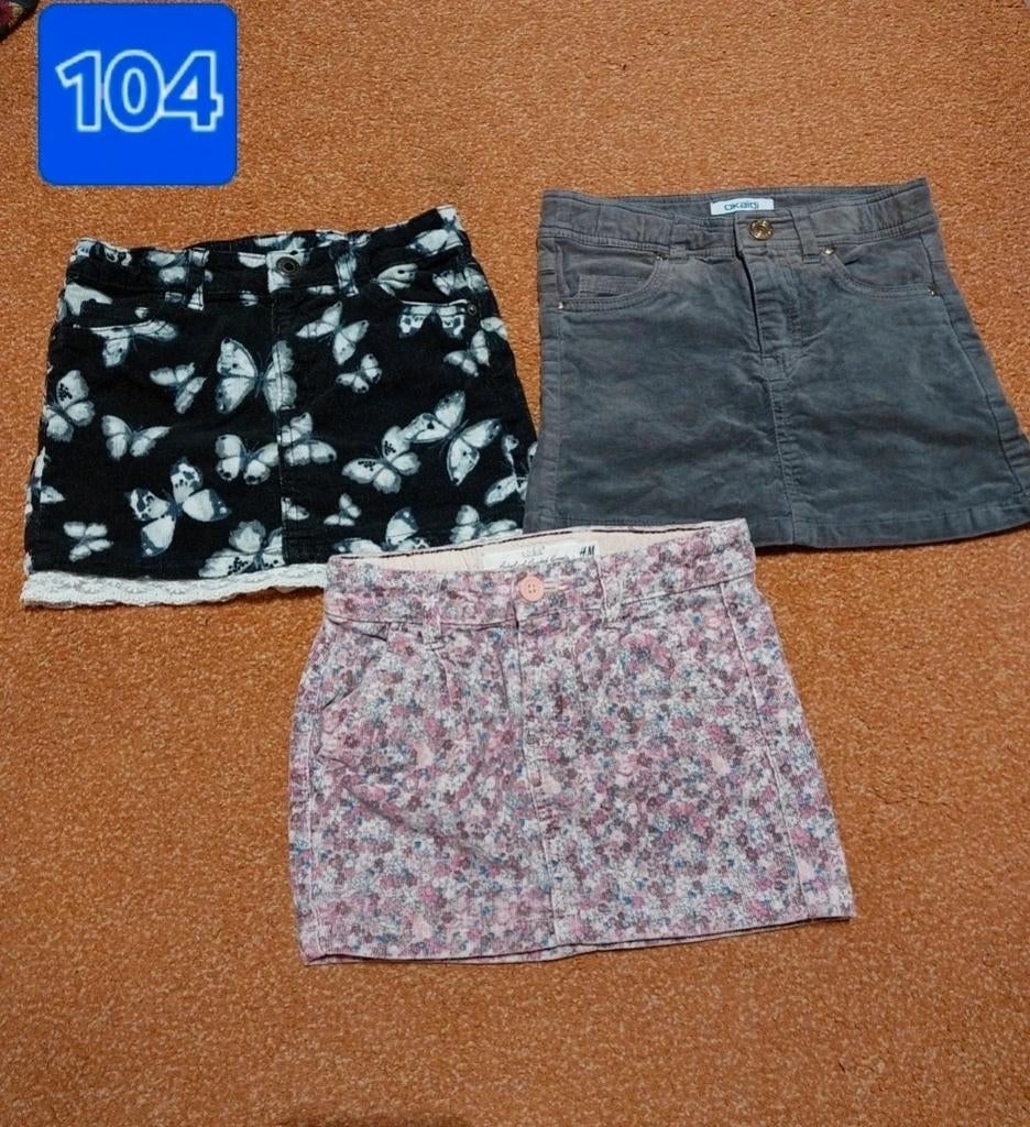 3 rokjes maat 104: Vlinders, Bloemen en Grijs Corduroy, Kleding | Dames, Rokken, Overige kleuren, H&M, Okaidi, Ophalen of Verzenden