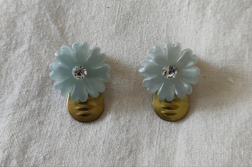 Vintage jaren '60 baby blauwe bloem clips met strass steen., Ophalen of Verzenden, Zo goed als nieuw, Blauw, Met strass