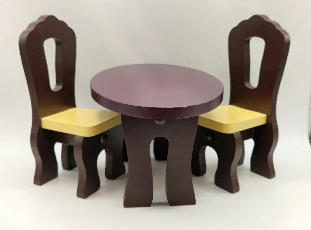Vintage poppenhuis meubeltjes: tafel en twee stoelen, Ophalen of Verzenden, Gebruikt, Poppenhuis