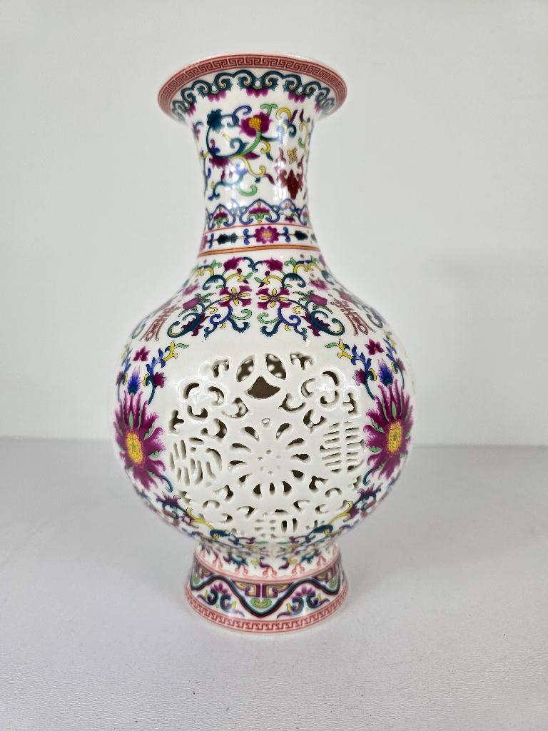 Opengewerkte vaas #7 porselein Jingdezhen, 2e helft 20e eeuw, Antiek en Kunst, Antiek | Porselein, Ophalen of Verzenden
