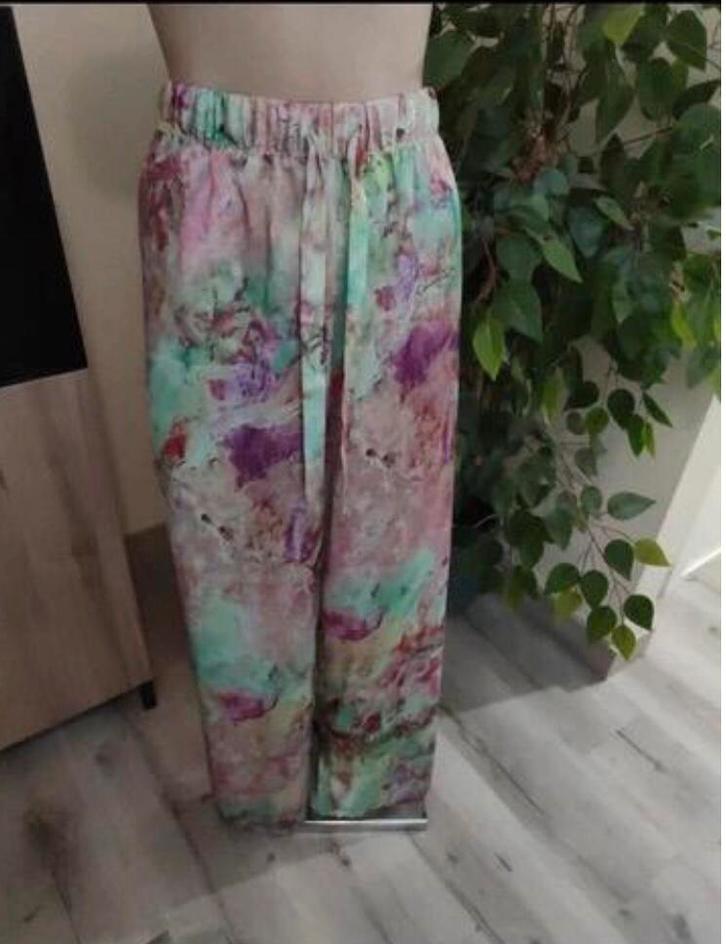 Primark satijnen pyjamabroek wijd kleurrijke print maat L, Kleding | Dames, Pyjama's, Zo goed als nieuw, Maat 42/44 (L), Verzenden