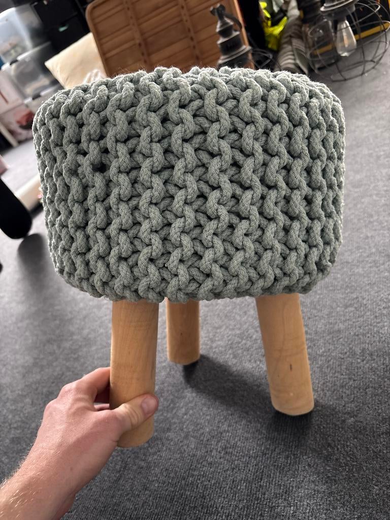 Decoratief Krukje met Gevlochten Zitting en Houten Poten, Huis en Inrichting, Krukjes, Ophalen, Zo goed als nieuw, Hout