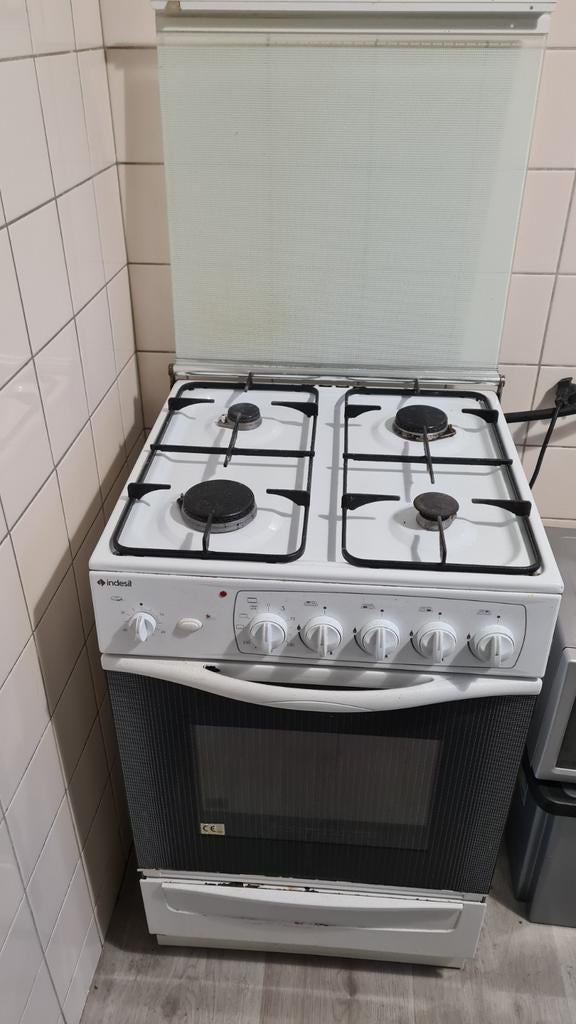 Indesit gasfornuis met oven, Witgoed en Apparatuur, Fornuizen, Gebruikt, Gas, Vrijstaand, 85 tot 90 cm