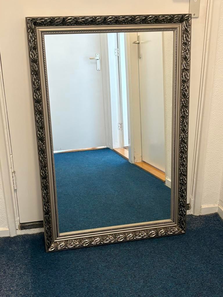 Prachtige zilveren barok spiegel met een mooi motief!, Huis en Inrichting, Woonaccessoires | Spiegels, Ophalen, Zo goed als nieuw