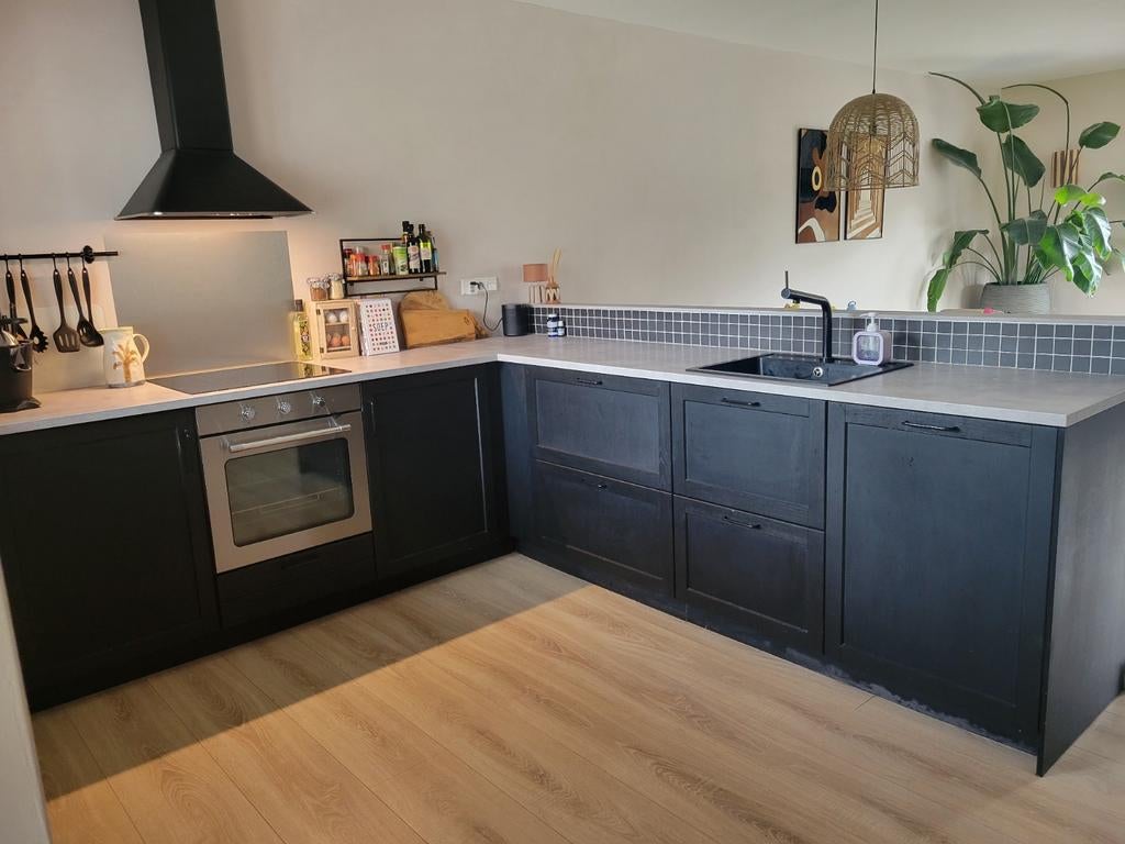 Mat zwarte Ikea keuken met apparatuur, Ophalen, Gebruikt, Zwart, Graniet of Steen