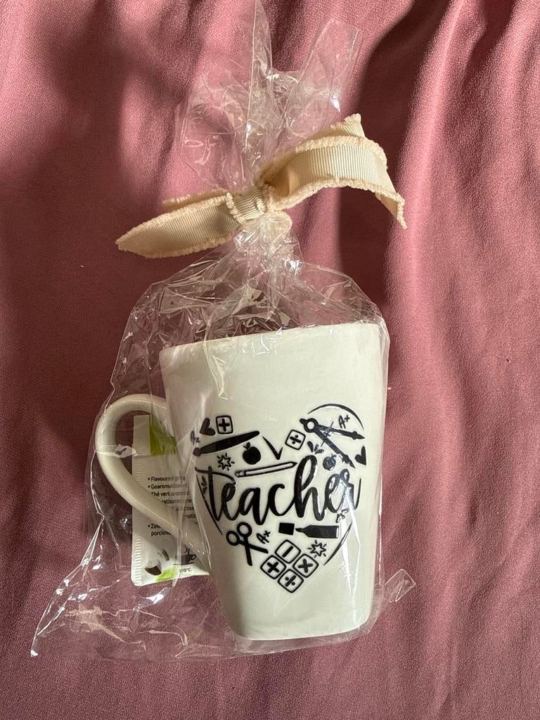 Witte mok met 'teacher' en  thee juf meester cadeau bedankje, Overige typen, Nieuw, Ophalen of Verzenden, Wit