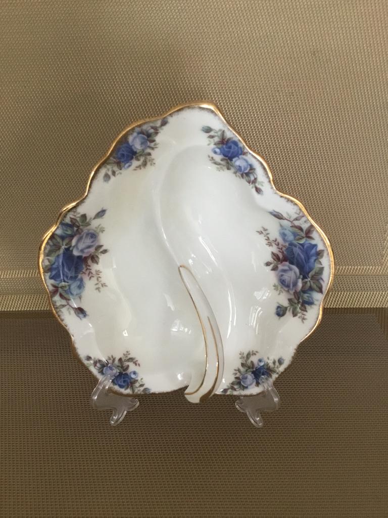 Royal Albert MOONLIGHT ROSE BONBONSCHAAL, Ophalen of Verzenden, Nieuw, Porselein, Bord of Schaal