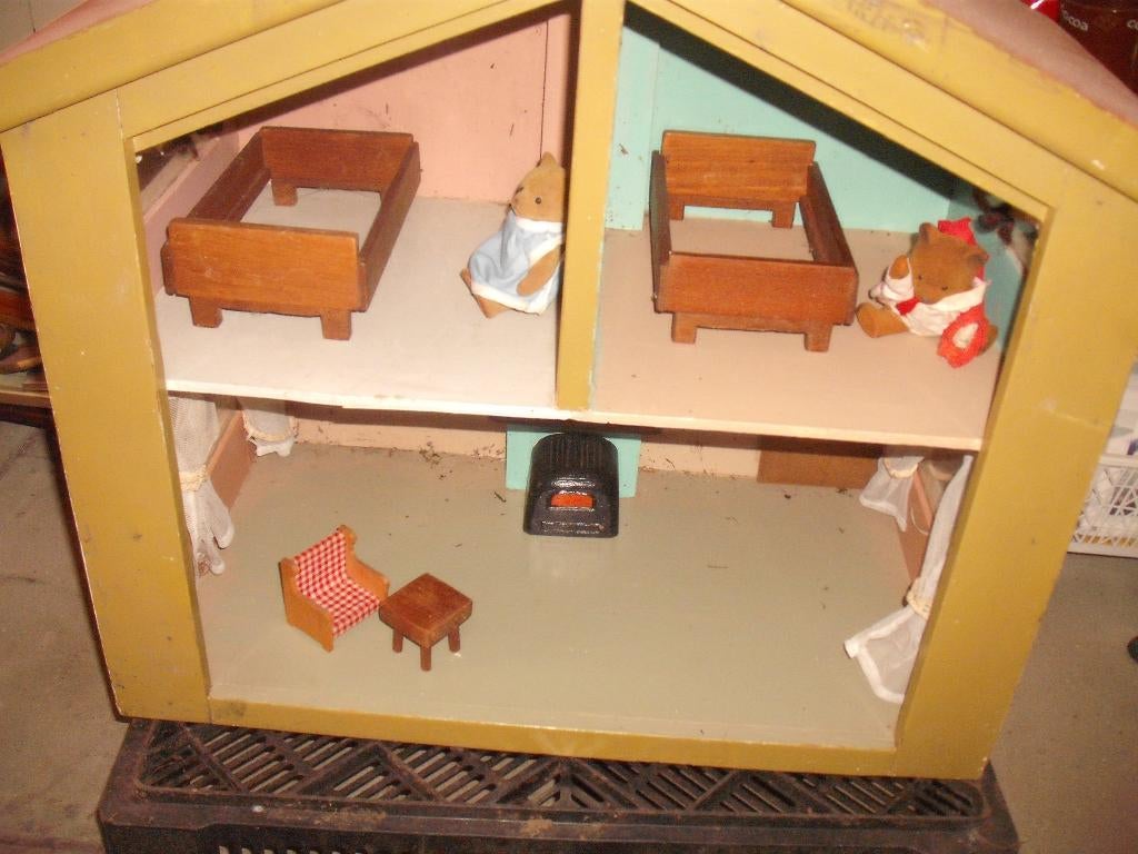 Vintage jaren 70 poppenhuis met wat meubeltjes en kachel, Ophalen, Gebruikt, Poppenhuis