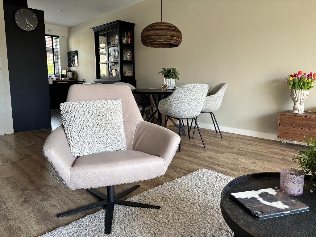 Fauteuil leer, mooie poeder kleur, Ophalen, Minder dan 75 cm, Leer, Zo goed als nieuw