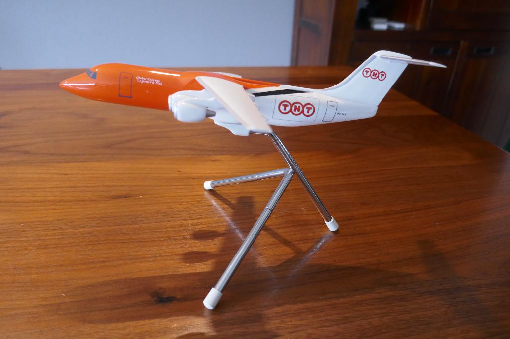 schaalmodel vrachtvliegtuig huisstijl TNT Express Jumbolino, Ophalen of Verzenden, Zo goed als nieuw, Schaalmodel