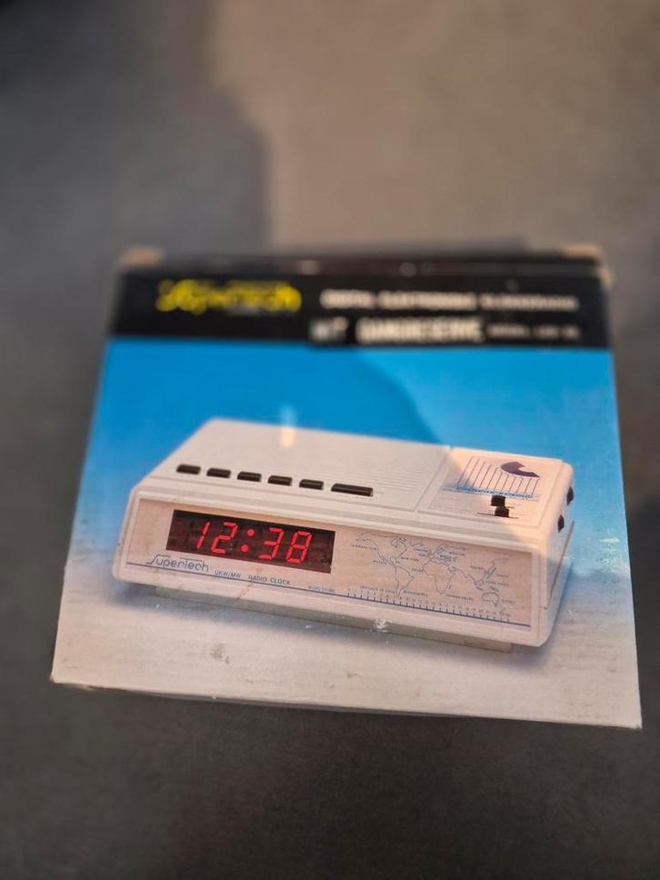 Supertech LED-22 Radio Klok Wekker - Vintage, Witgoed en Apparatuur, Wekkers, Ophalen of Verzenden