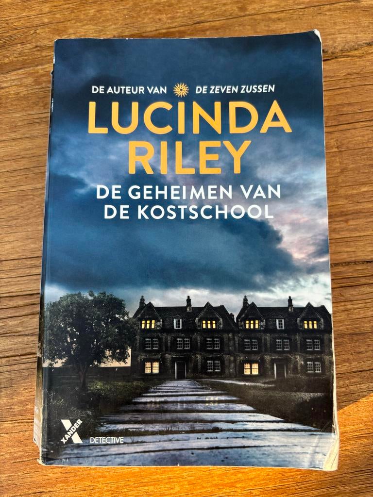 Boek Lucinda Riley; de geheimen van de kostschool, Ophalen of Verzenden, Gelezen