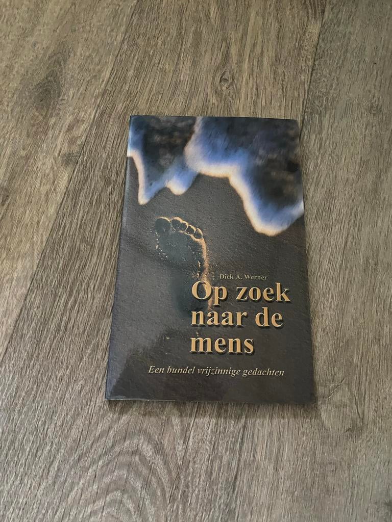 Op zoek naar de mens - Dick A. Werner, Ophalen of Verzenden, Gelezen, Eén auteur