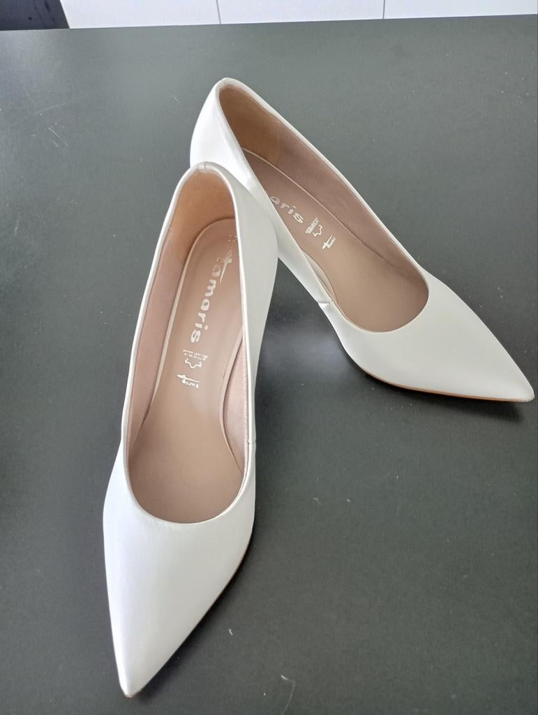 Te koop witte leren dames pumps mt 39, Ophalen of Verzenden, Gedragen, Wit