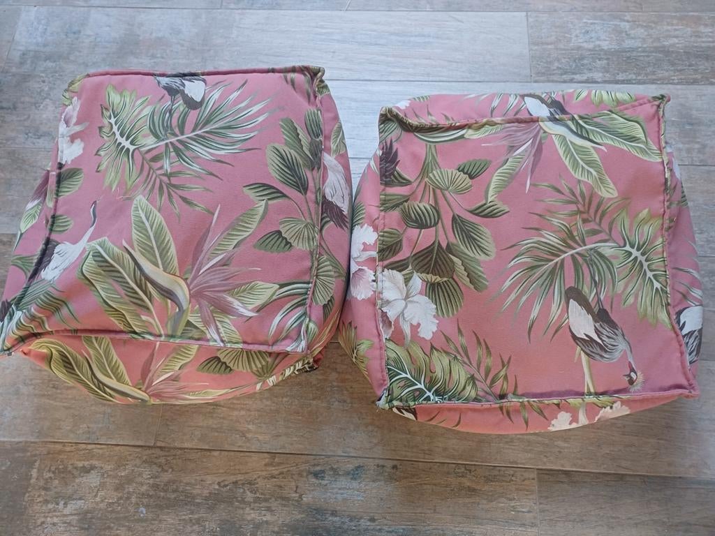 2 roze poefen met tropische print, Huis en Inrichting, Banken | Voetenbanken en Poefen, Ophalen, Minder dan 50 cm, Minder dan 50 cm
