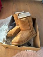 Ugg Classic Mini II Laarzen - Kastanjebruin maat 35, Jongen of Meisje, Ophalen of Verzenden, Laarzen, Zo goed als nieuw