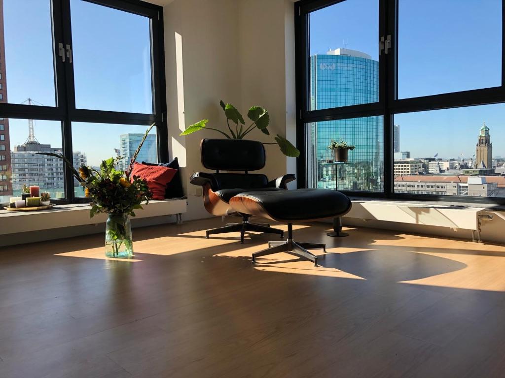 Lounge chair + hokker (lijkende op vitra eames), Ophalen, Zo goed als nieuw, Hout, Design
