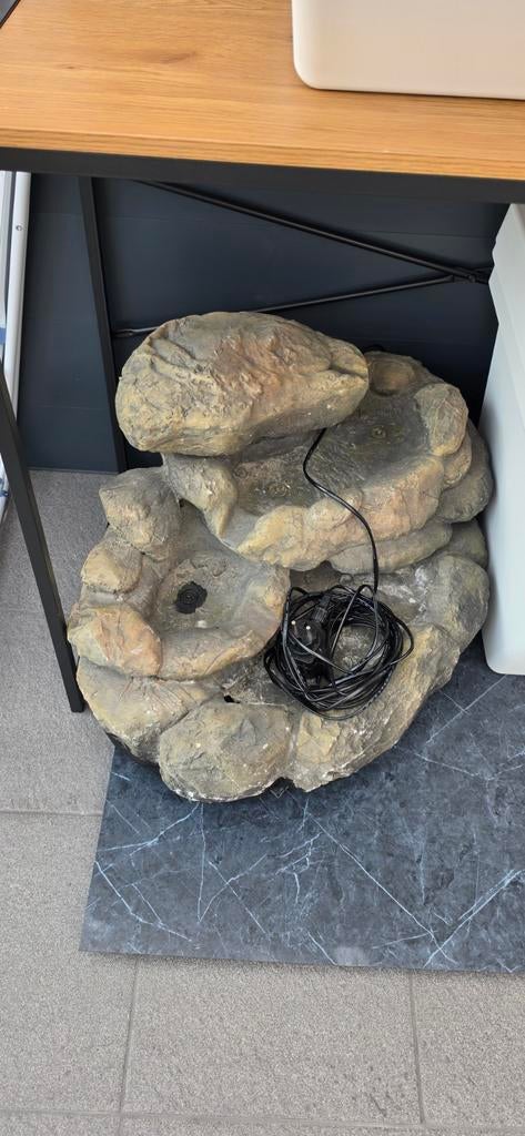 Decoratieve fontein in rots-look voor binnen of buiten, Ophalen, Gebruikt, Overige materialen, Fontein