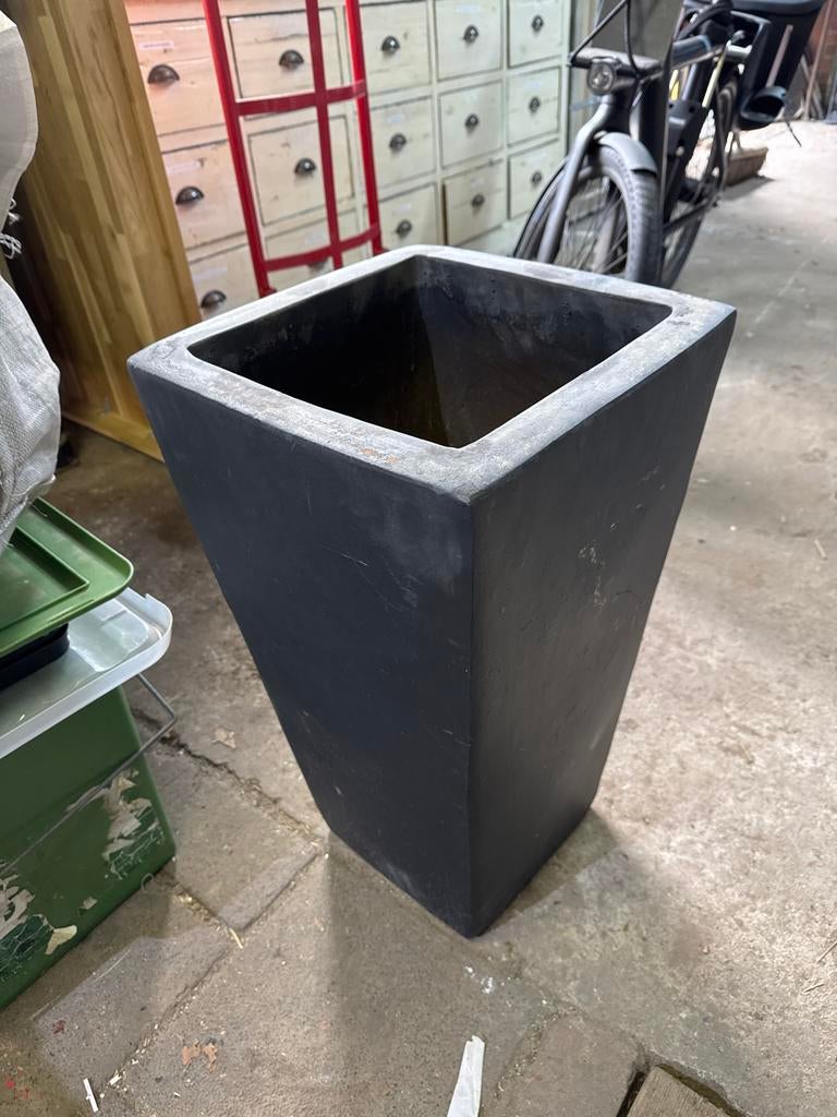 Grote antraciet bloempot voor binnen, Tuin en Terras, Bloempotten, Gebruikt, Vierkant, Binnen, Beton
