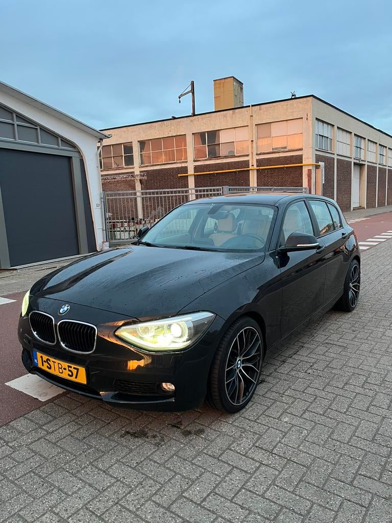 BMW 1-Serie 116I 100KW 5DR 2013 LEER/XENON/18"/NIEUWE APK, 1-Serie, 4 cilinders, Zwart, Origineel Nederlands