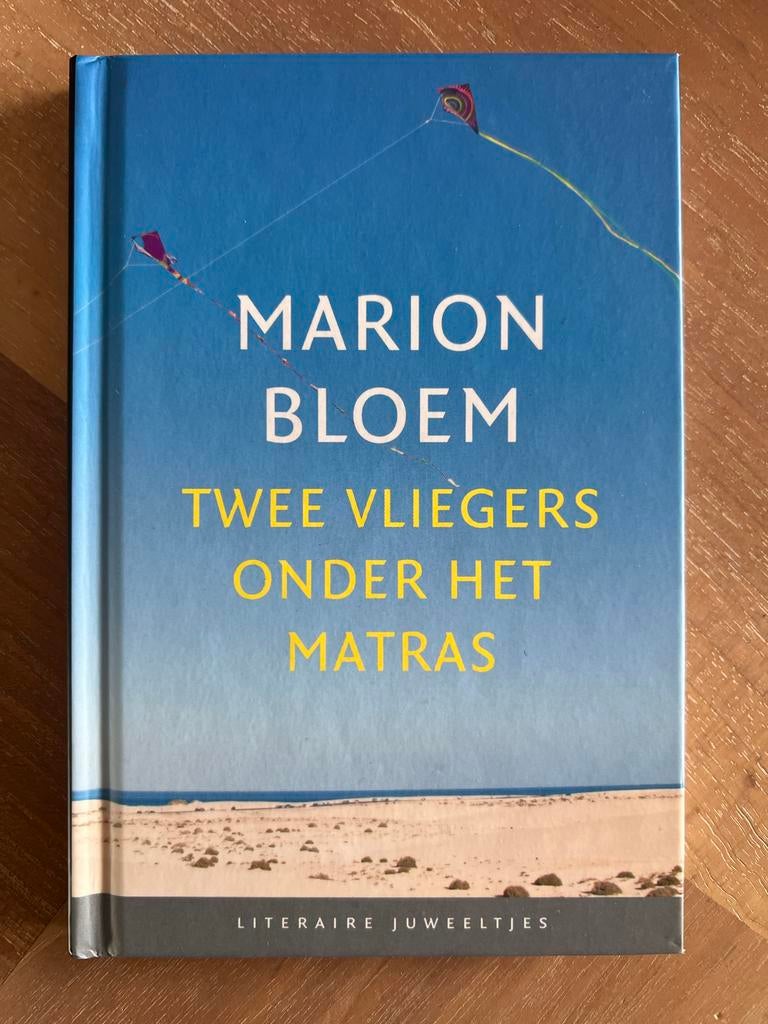 Marion Bloem - Twee Vliegers Onder Het Matras, Boeken, Ophalen of Verzenden, Zo goed als nieuw, Nederland