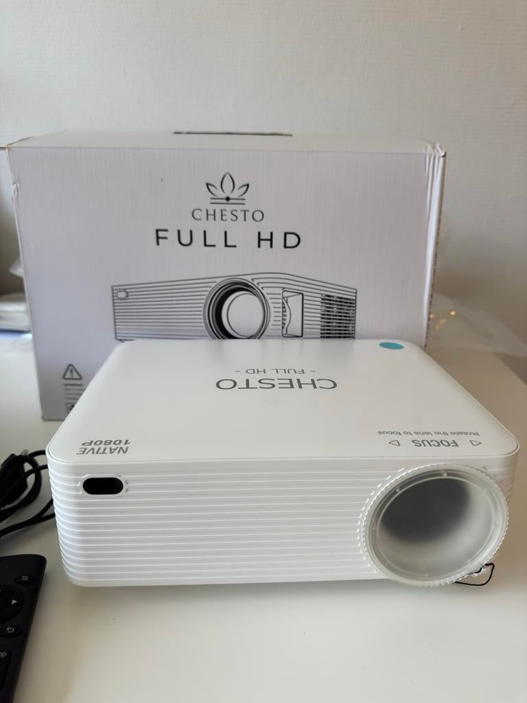 CHESTO Full HD Beamer - 10.000 Lumen, Wi-Fi & Bluetooth, Audio, Tv en Foto, Beamers, Ophalen of Verzenden, Zo goed als nieuw, LED