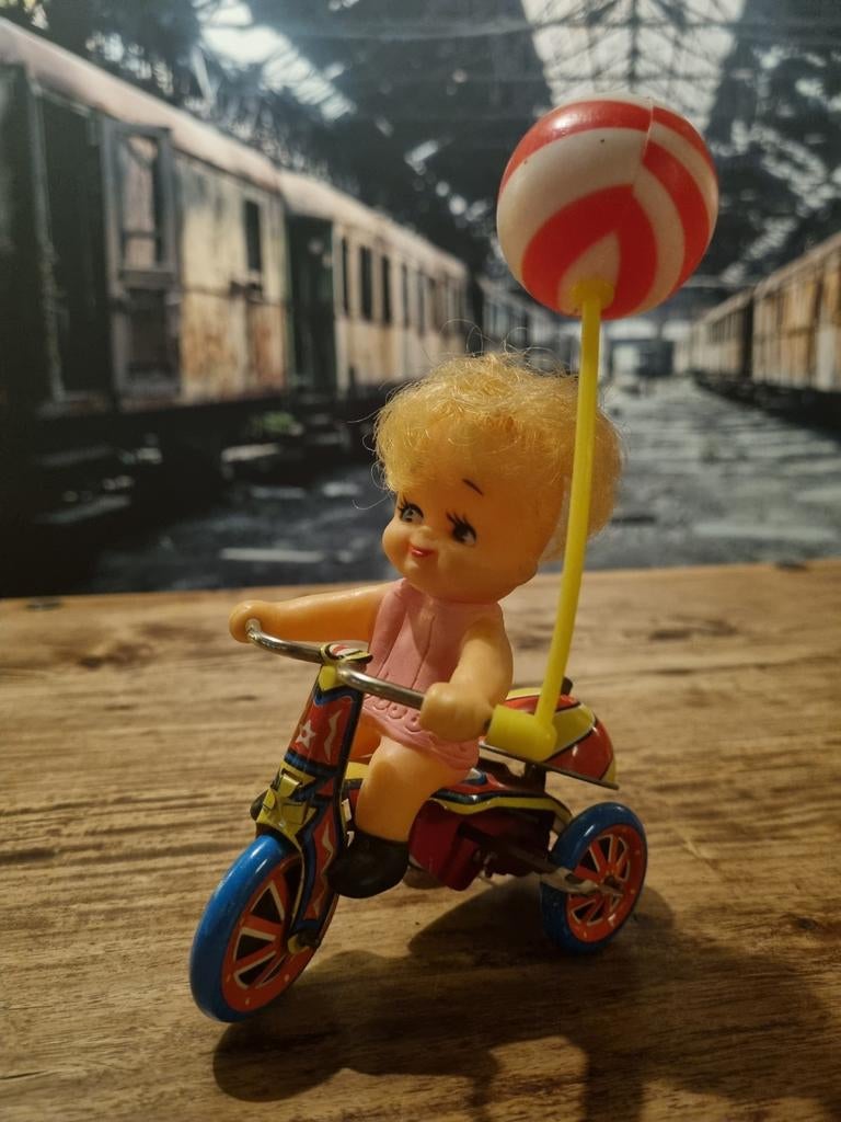 Vintage blikken speelgoed driewieler met meisje., Ophalen of Verzenden