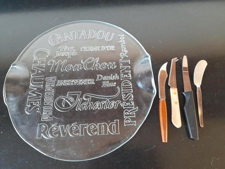 Nieuw glazen kaasplateau met vier kaasmesjes, Huis en Inrichting, Keuken | Keukenbenodigdheden, Nieuw, Ophalen of Verzenden